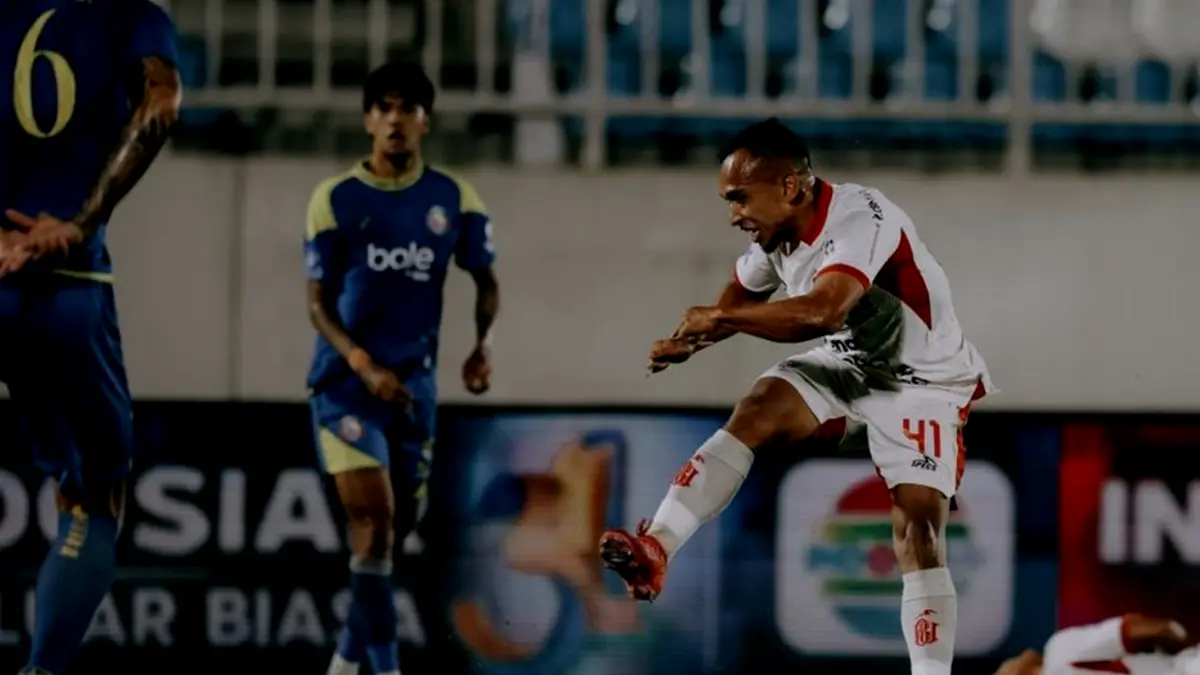 Irfan Jaya menendang bola dalam pertandingan Arema FC vs Bali United yang bergulir pada Jumat (6/3/2026) malam WIB di Stadion
Kanjuruhan, Malang. (Bali United)