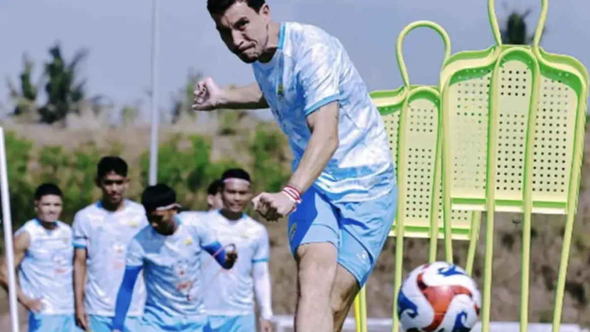 Pemain Persib Thom Haye mengikuti program pemusatan latihan di Bali United Training Center, Gianyar, Bali, Senin (17/8/2026).
/Dok.Persib/