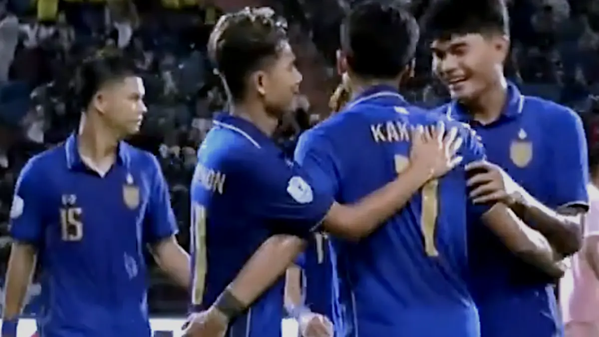 Momen selebrasi gol Kakana Khamyok dalam laga leg kedua semifinal ASEAN Championship atau Piala AFF 2026 Thailand vs Singapura
di Stadion Rajamangala, Bangkok, Selasa (18/8/2026). (TANGKAPAN LAYAR)
KOMPAS zoml