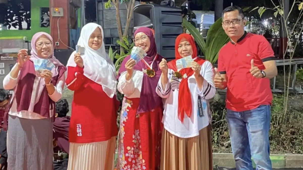 Peserta lomba ngomel bojo di Gresik. (Foto: Istimewa)