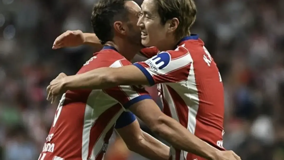 Lee Kang-in (kanan) merayakan bersama Koke setelah mencetak gol pembuka pada babak
pertama pertandingan La Liga Spanyol 2026-2027 yang diadakan di Riyadh Air Metropolitano di
Madrid, Spanyol, pada pagi hari tanggal 20 (waktu Korea). /AFPBBNews=NEWSI