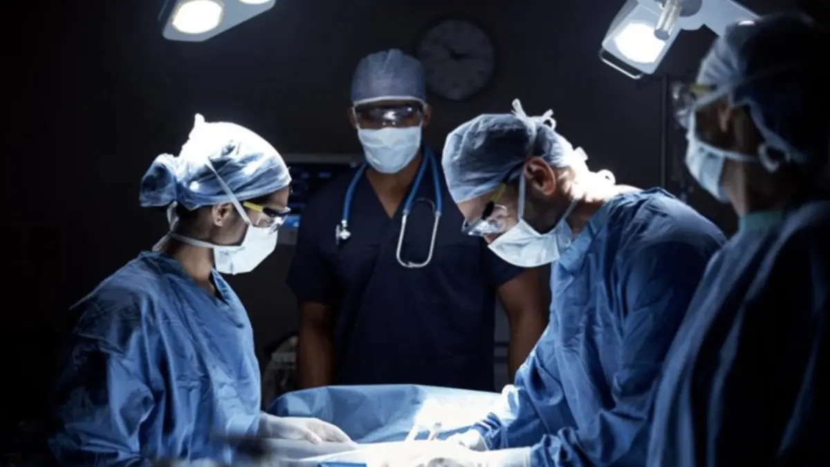 Foto: Ilustrasi dokter melakukan operasi (Getty Images/shapecharge)