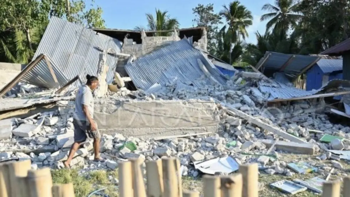 Warga berjalan di dekat rumah yang rusak akibat gempa bumi di kawasan Dampek, Kabupaten Manggarai Timur, NTT (Foto:
ANTARA FOTO/Fikri Yusuf)