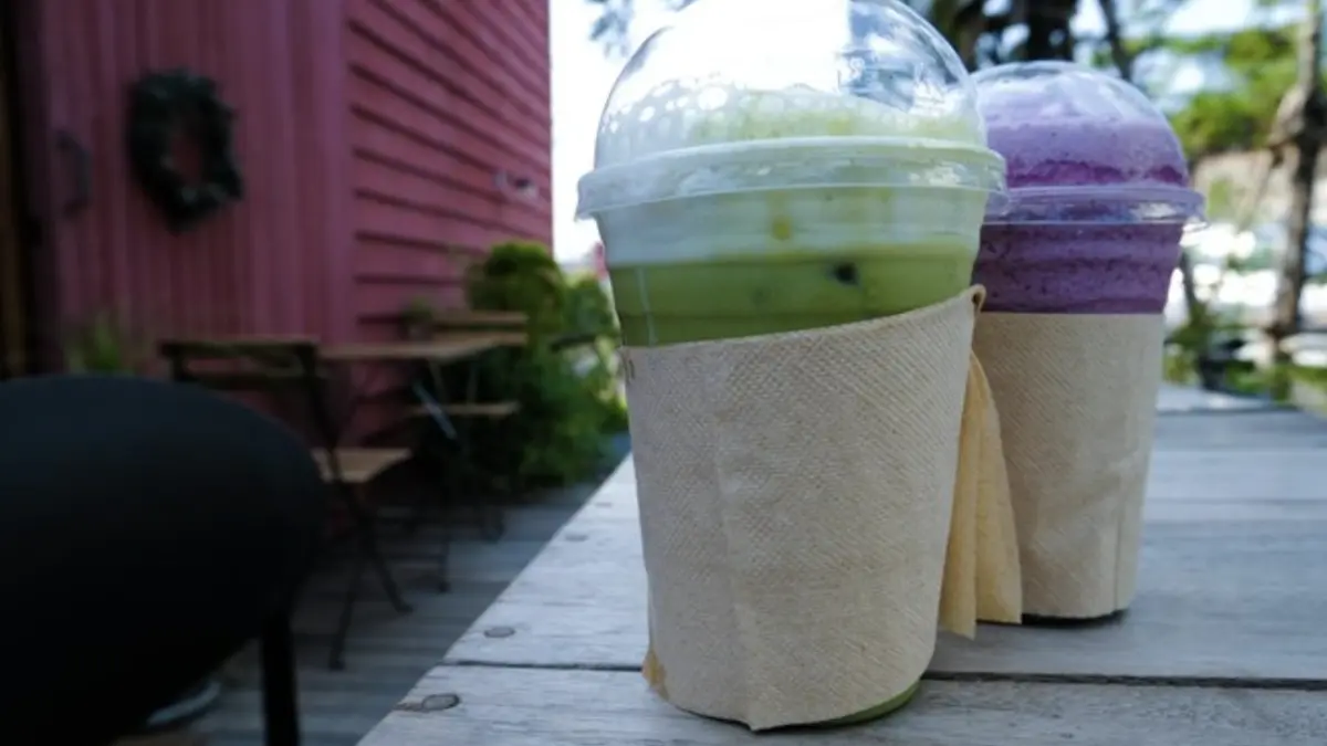 Ube matcha latte yang sedang viral juga punya kandungan bermanfaat. Foto: Getty Images/iStockphoto/waaruchch