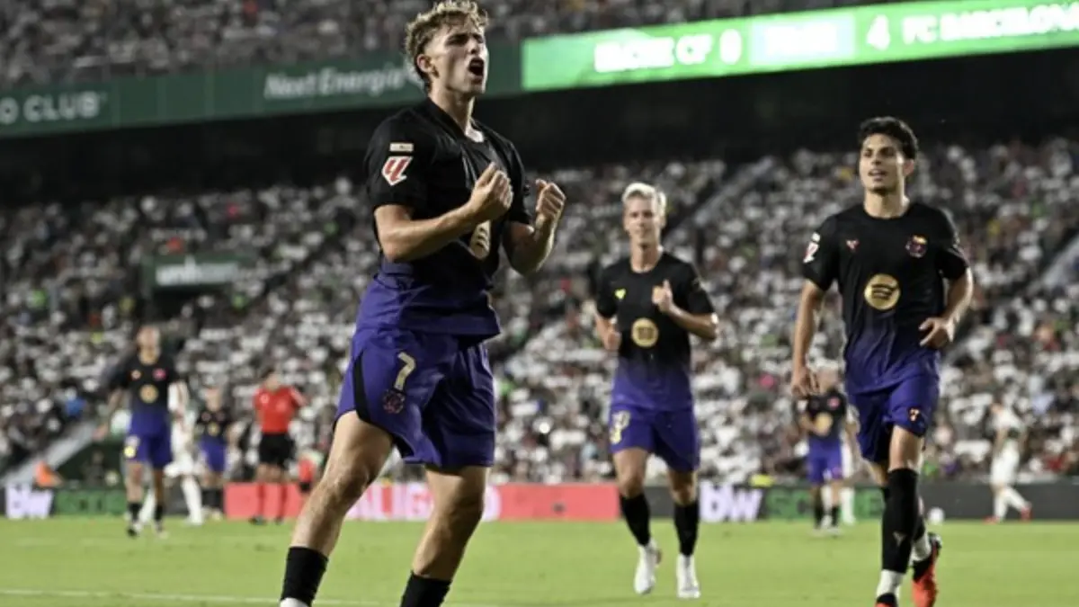 Fermin Lopez (kiri) mencetak brace dan membuat Barcelona menang 5-0 atas Elche. (REUTERS/Pablo Morano)|