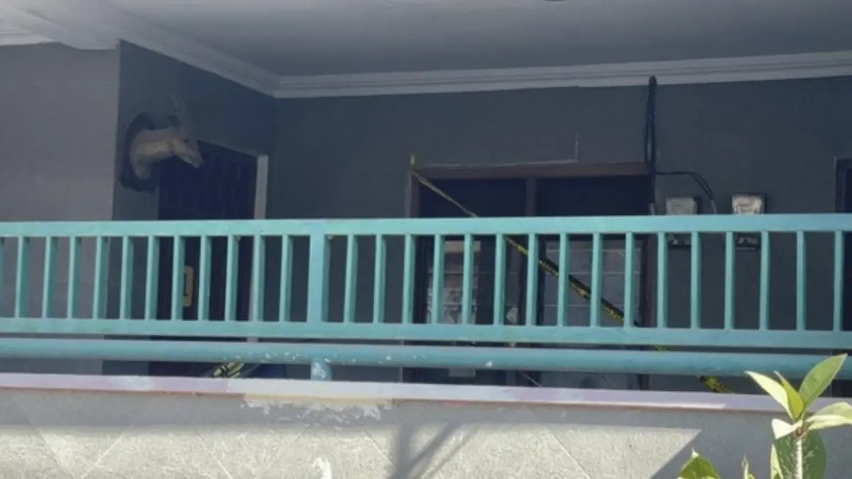 Kamar kos mahasiswi kedokteran hewan di Jalan Gubeng Kertajaya, Surabaya dipasang garis polisi/Foto: Aprilia
Devi/detikJatim