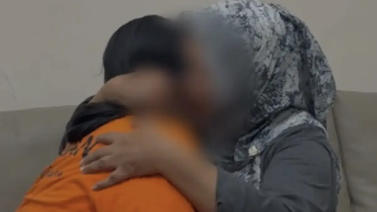 Mahasiswi melahirkan sendiri di kos menangis saat bertemu ibu/Foto: Tangkapan layar