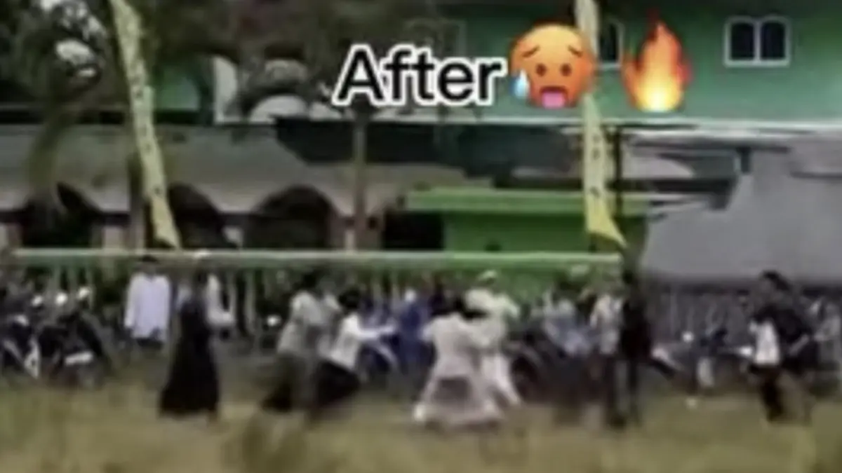 Tangkapan layar aksi kericuhan saat antre kupon maulid Nabi Muhammad di Dusun Tojolor Desa Temuguruh Banyuwangi.
(Foto: Istimewa)