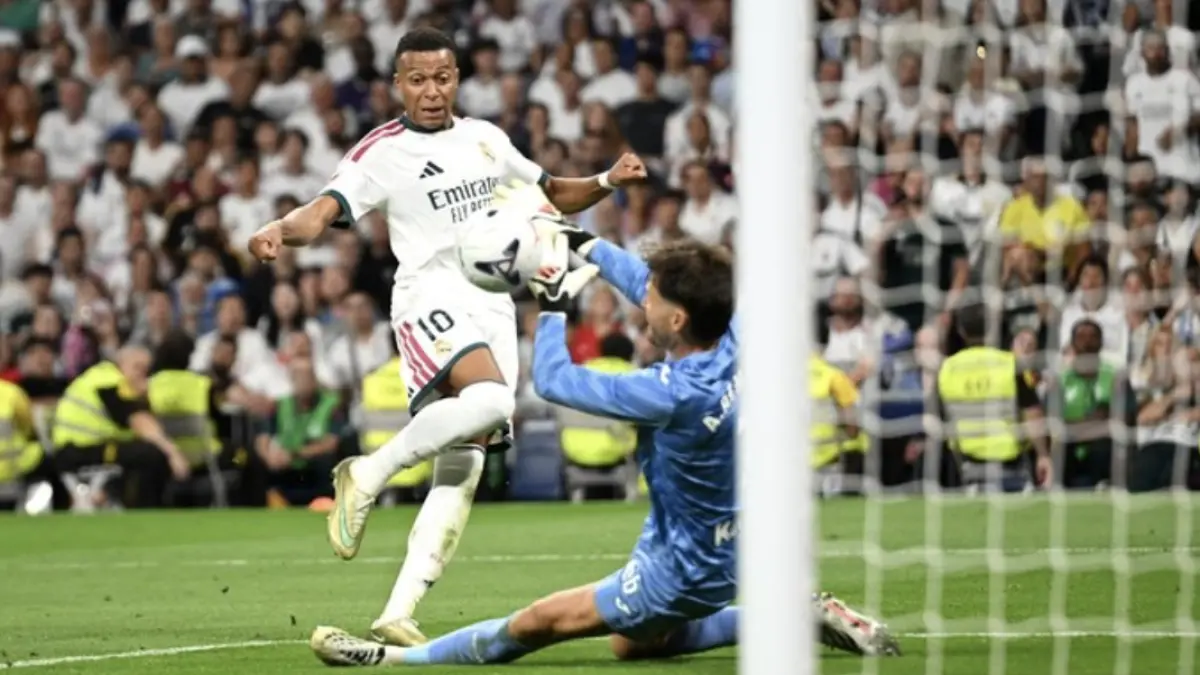 Striker Real Madrid, Kylian Mbappe, menjebol gawang Real Socieda di pertandingan LaLiga, Kamis (27/8) dini hari WIB. Mbappe hat-trick, dan Los Blancos menang 4-1. (Foto: Denis Doyle/Getty Images)