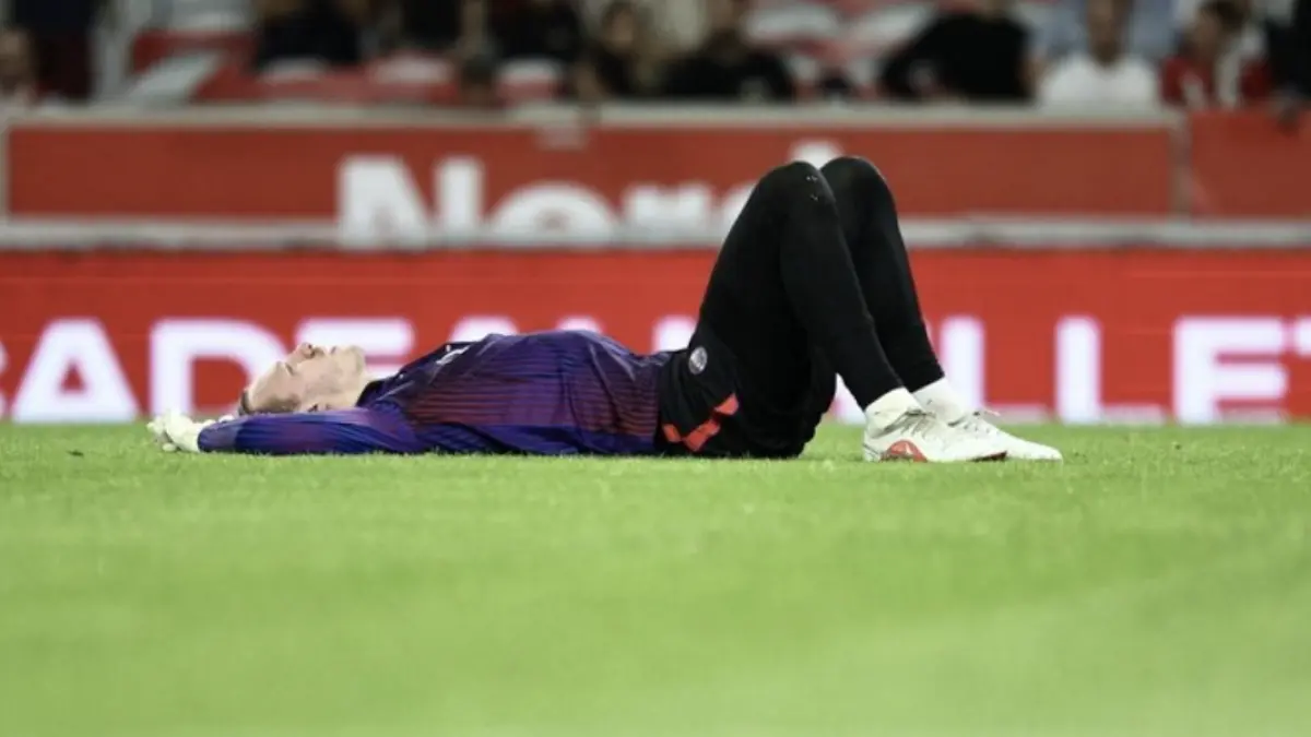 Kiper PSG Matvey Safonov. (Foto: AFP/SAMEER AL-DOUMY)