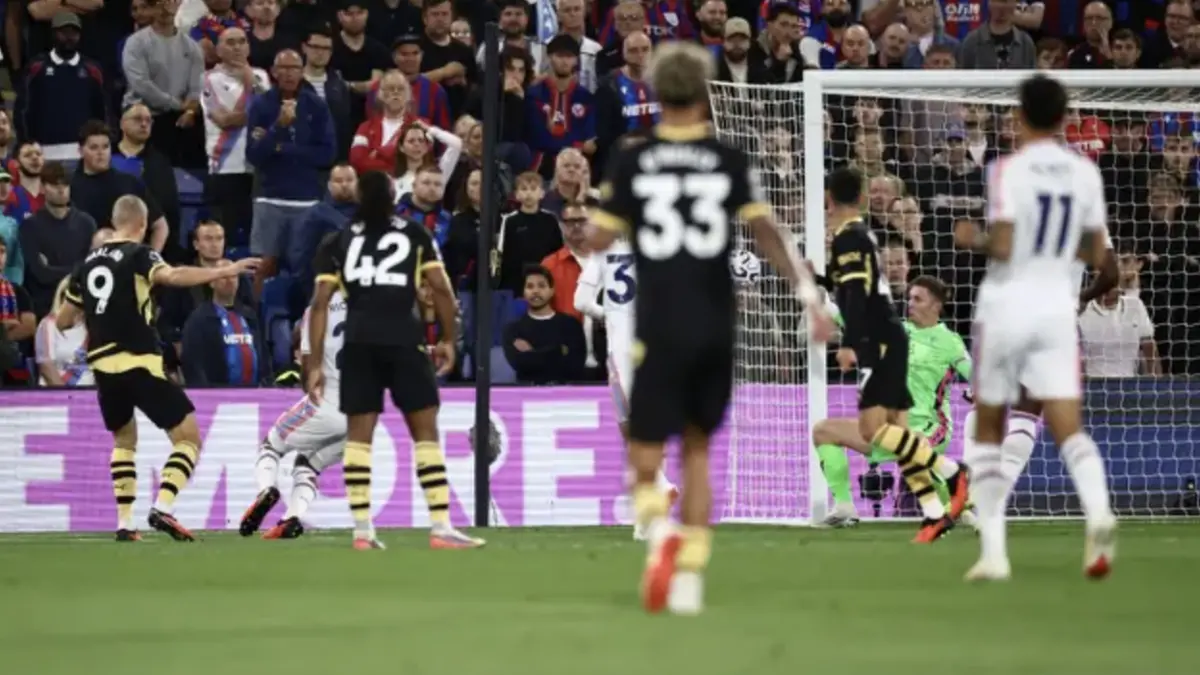 Pemain Manchester City, Erling Haaland, melepaskan tembakan ke gawang Crystal Palace dalam laga pekan kedua Premier League 2026/2027, Sabtu (29/8/2026) dini hari WIB. Man City menang telak 4-1 dalam laga ini.
(Henry NICHOLLS / AFP)