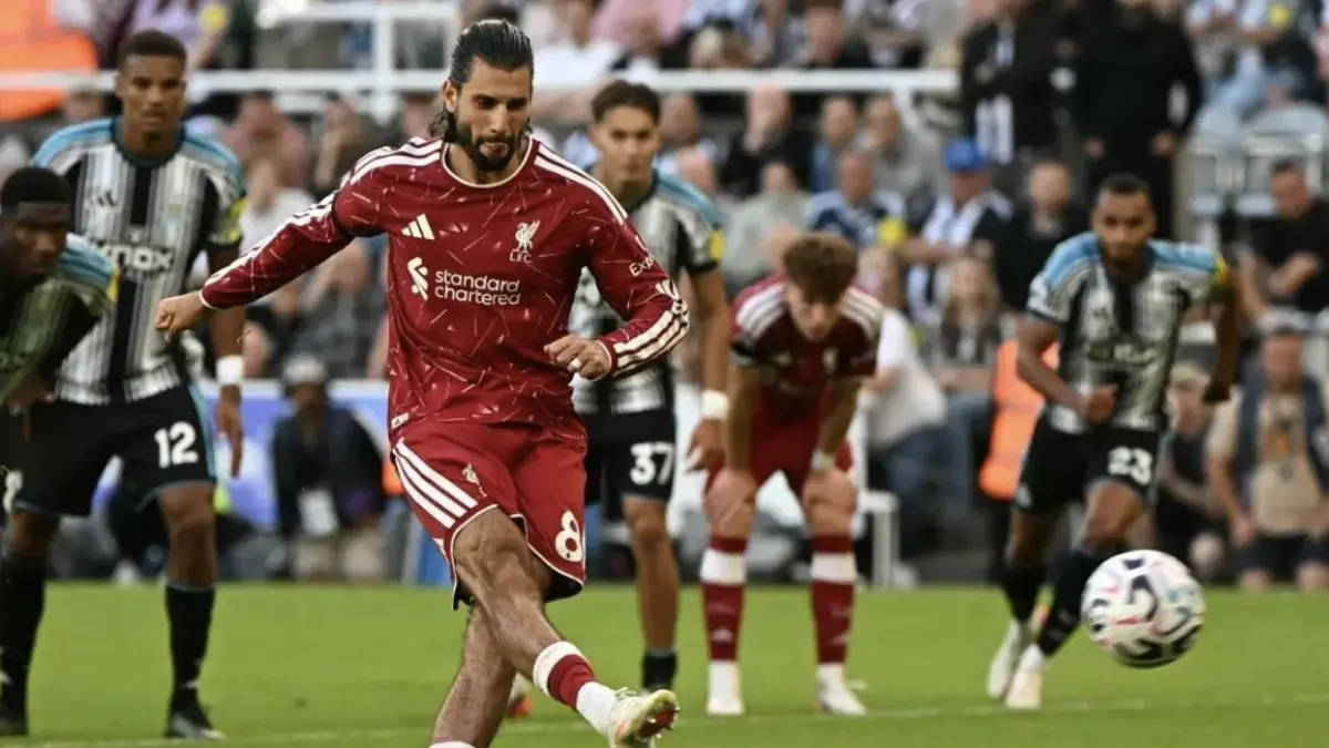 Penalti Dominik Szoboszlai menyelamatkan satu poin bagi Liverpool. Hasil Liga Inggris Newcastle
United vs Liverpool adalah 2-2 di St James Park pada Minggu (23/8/2026). (AFP/PAUL ELLIS)