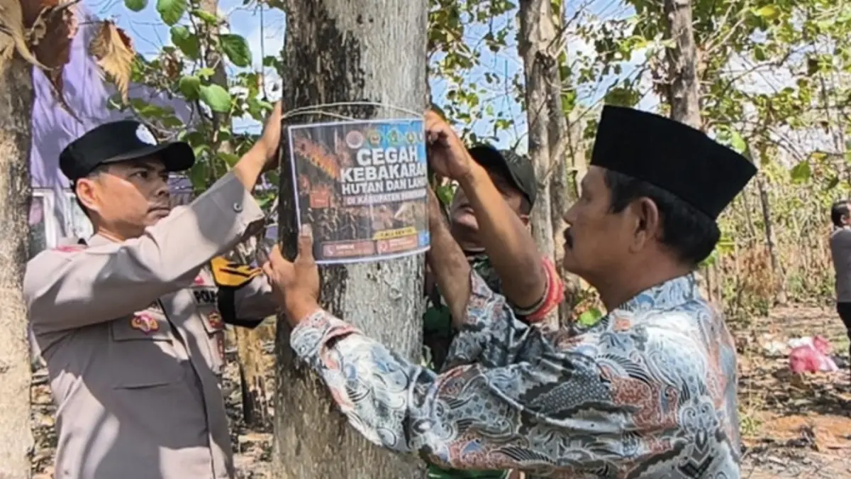 Tim gabungan terdiri dari unsur BPBD, TNI-Polri memasang pamflet peringatan Karhutla (Foto: Istimewa)