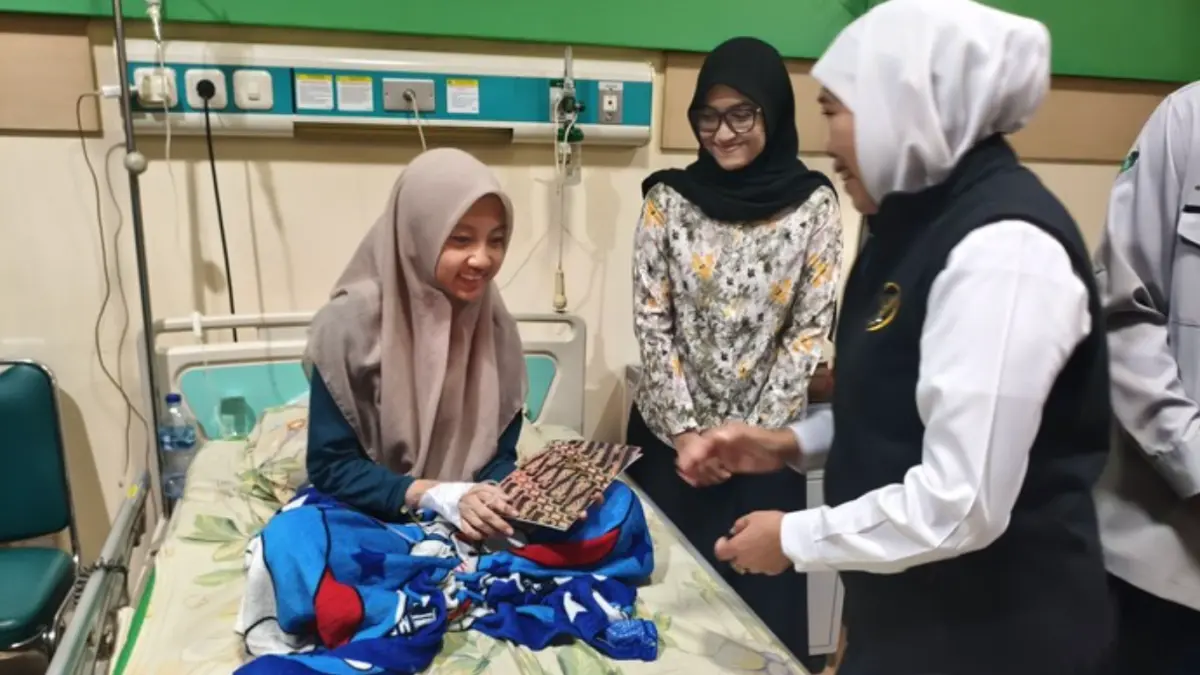 Gubernur Jawa Timur Khofifah Indar Parawansa mengunjungi korban keracunan MBG (Foto: Suparno Nodhor/detik)