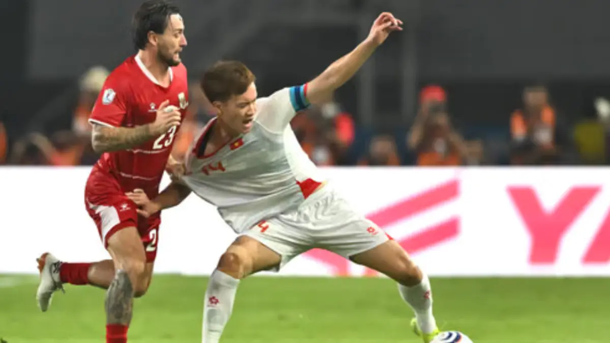 Pesepak bola Timnas Indonesia Marc Klok (kiri) berebut bola dengan pesepak bola Timnas Vietnam Nguyen Hoang
Duc (kanan) pada pertandingan Grup A Piala AFF 2026 di Stadion Pakansari, Kabupaten Bogor, Jawa Barat, Senin
(3/8/2026). (Antara)