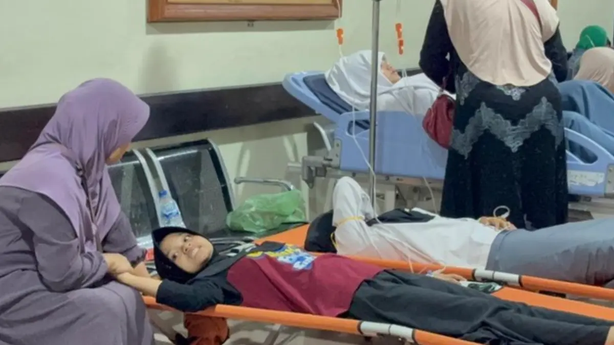 Ratusan santri Ponpes Manbaul Hikam, Sidoarjo yang keracunan usai santap MBG mendapat parawatan medis. (Foto: Aprilia Devi/detik)