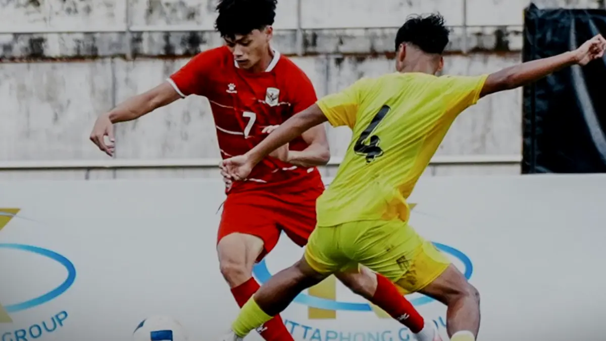 Aksi Reno Salampessy dalam laga Grup H Kualifikasi Piala Asia U20 2027 Timnas U20 Indonesia vs Malaysia di Lao National Stadium
KM16, Vientiane, Laos, Senin (31/8/2026). (TANGKAPAN LAYAR)