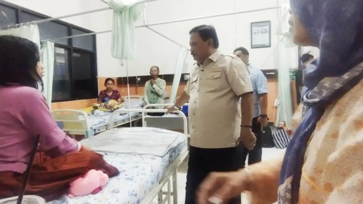 Bupati Nganjuk, Marhaen Djumadi mengecek kondisi siswa yang keracunan MBG. (Foto: Bakrie/detik)