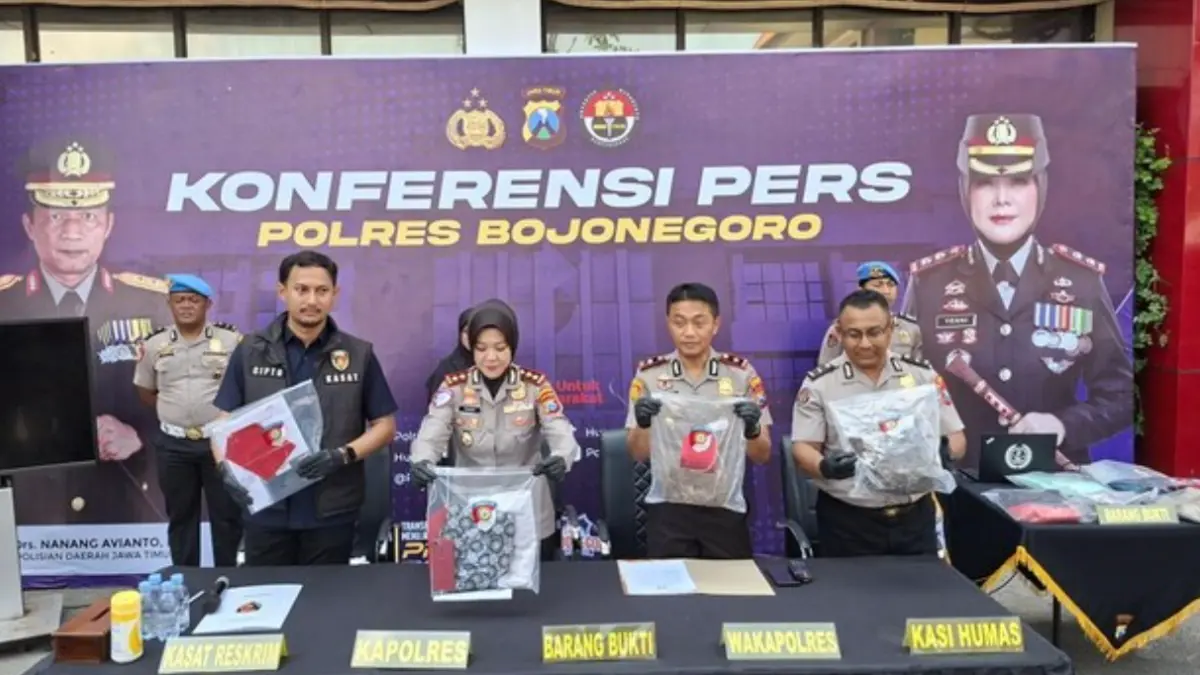 Kapolres bersama Waka dan Kasat teskrim sedang beber barbuk kasus anak bunuh orang tua di Bojonegoro. (Foto: Ainur
Rofiq/detik)