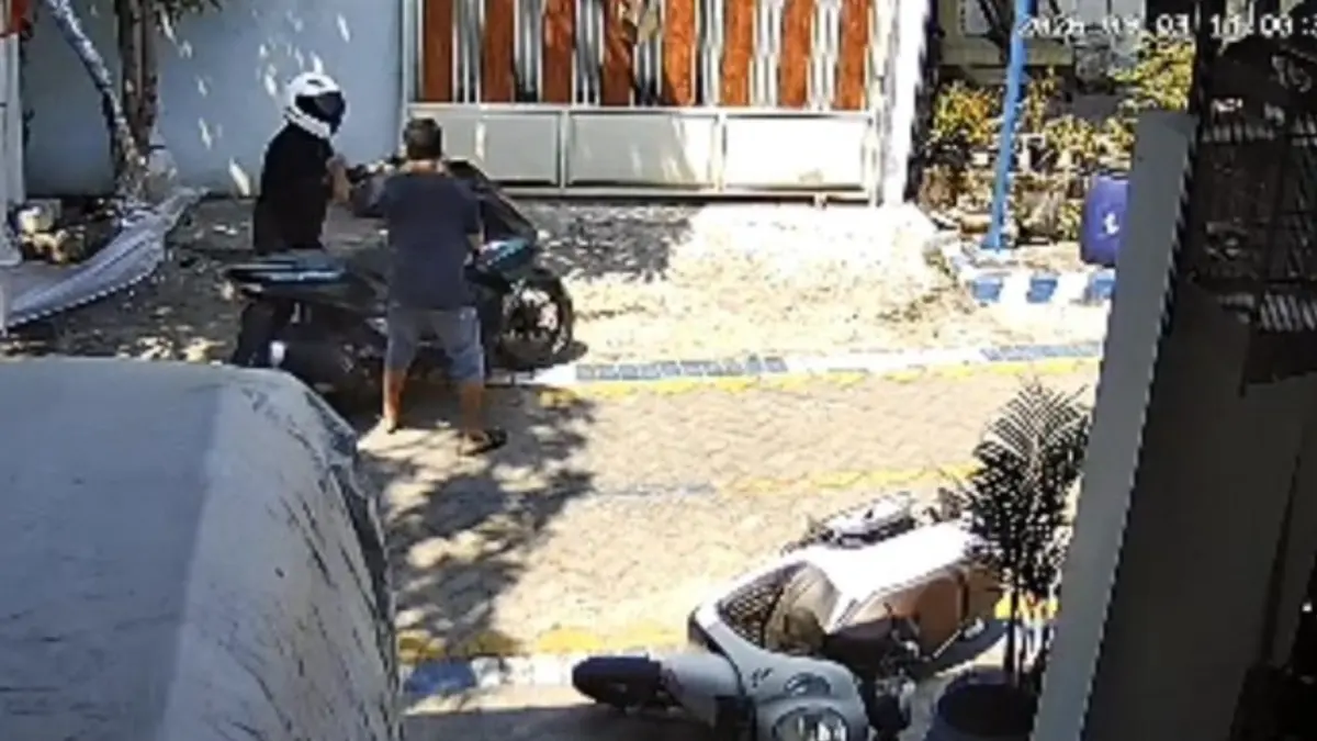 Korban saat memergoki pelaku pencurian burung di Gresik. (Foto: Istimewa)