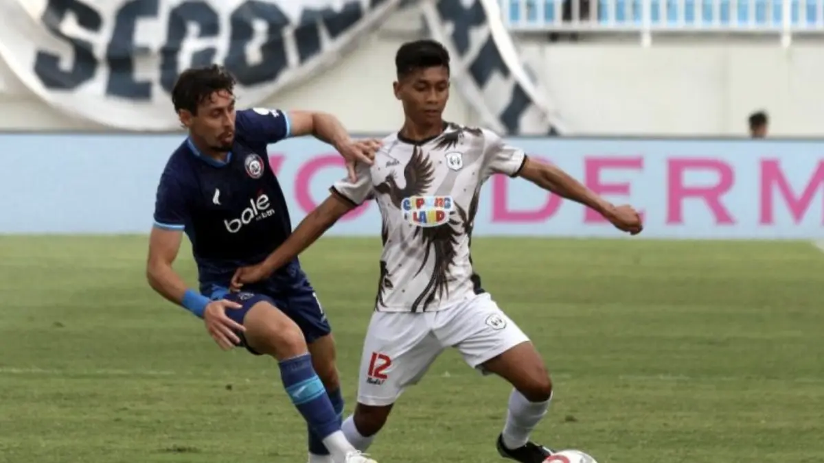 Arema FC langsung memuncaki klasemen Liga Super usai pesta gol saat menjamu Adhyaksa FC pada pekan perdana.