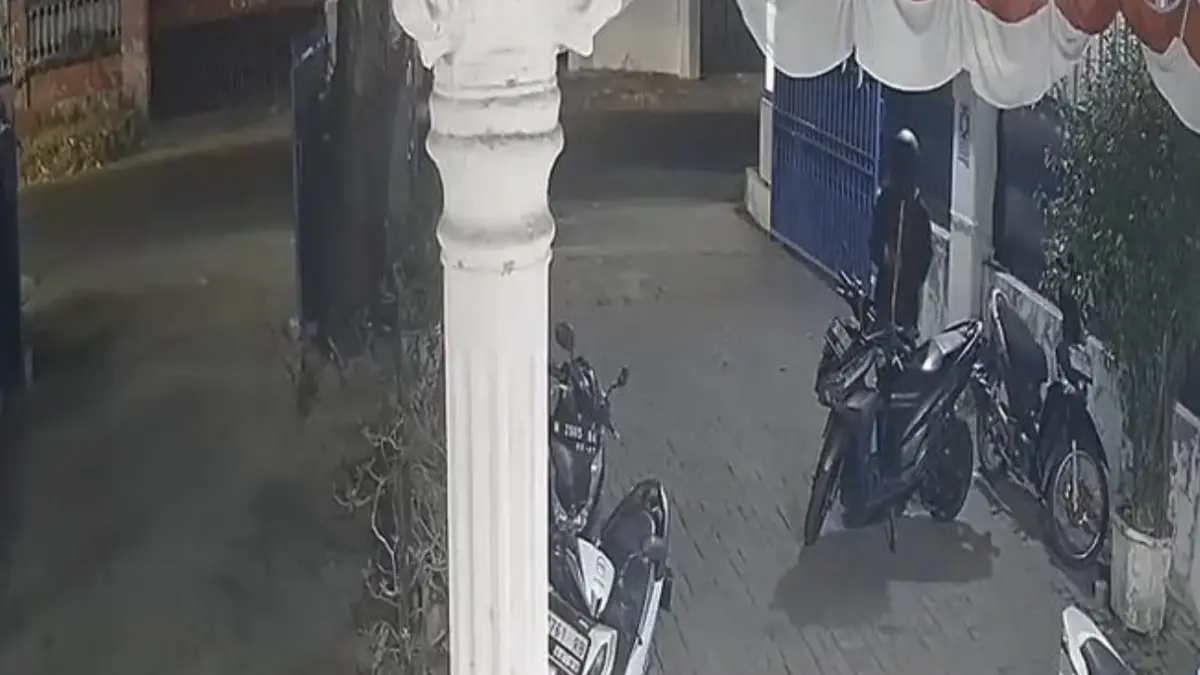CCTV maling curi motor pasien klinik di Proolinggo. (Foto: Istimewa)