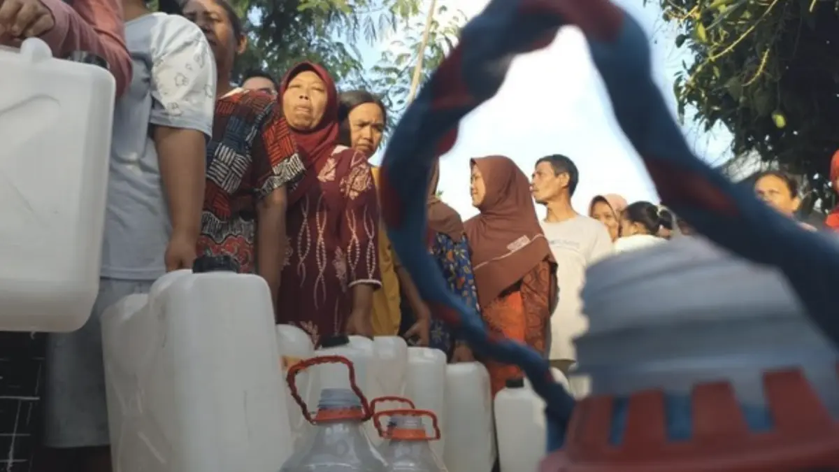Warga Blitar membawa air bersih saat dropping air dari pemerintah. (Foto: Fima Purwanti/detik)
