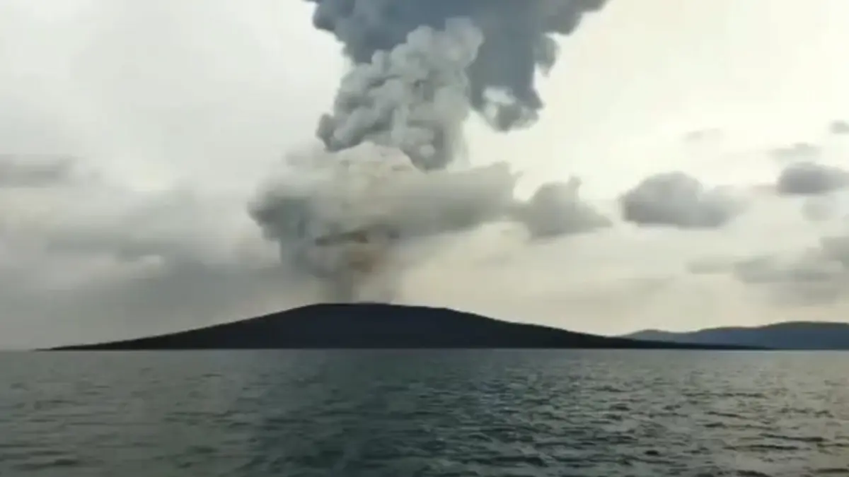 Ilustrasi - Gunung Anak Krakatau beberapa waktu lalu (Foto: Dok. Istimewa)