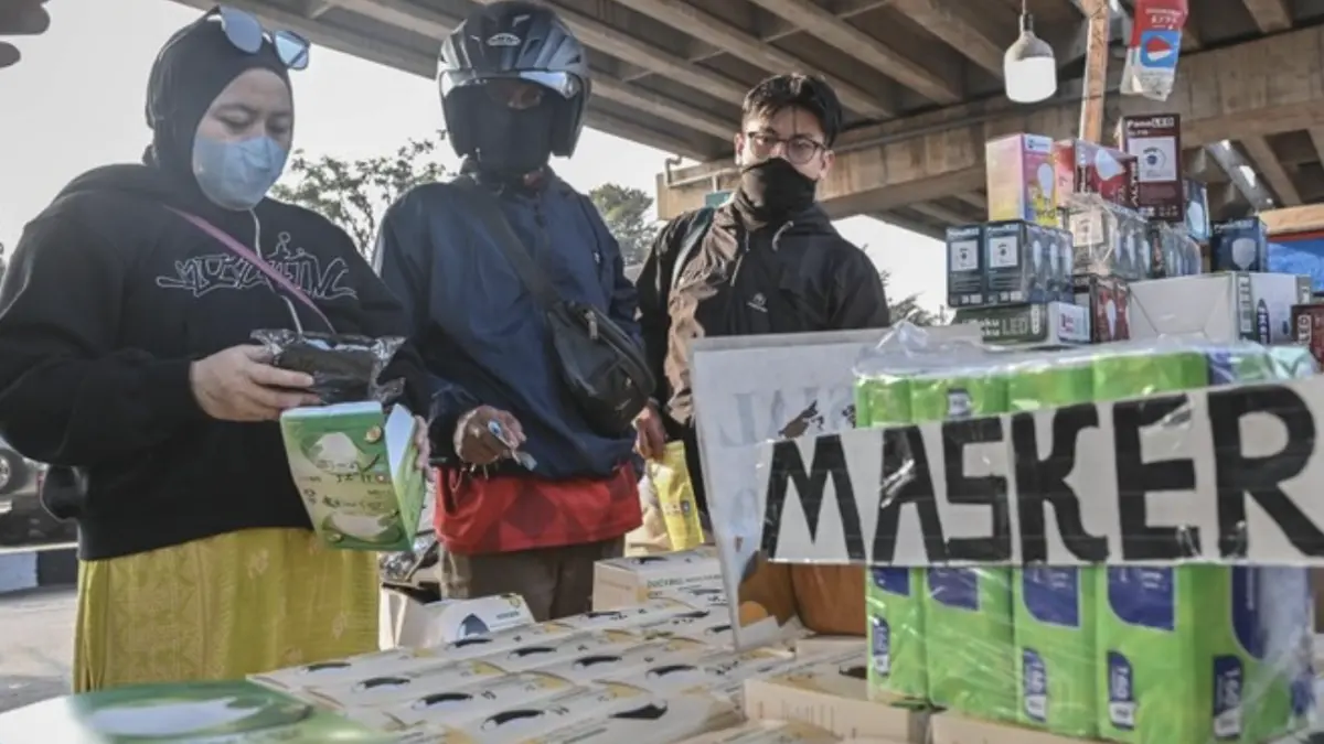 Momen masyarakat saat membeli masker (Foto: ANTARA FOTO/Sulthony Hasanuddin)