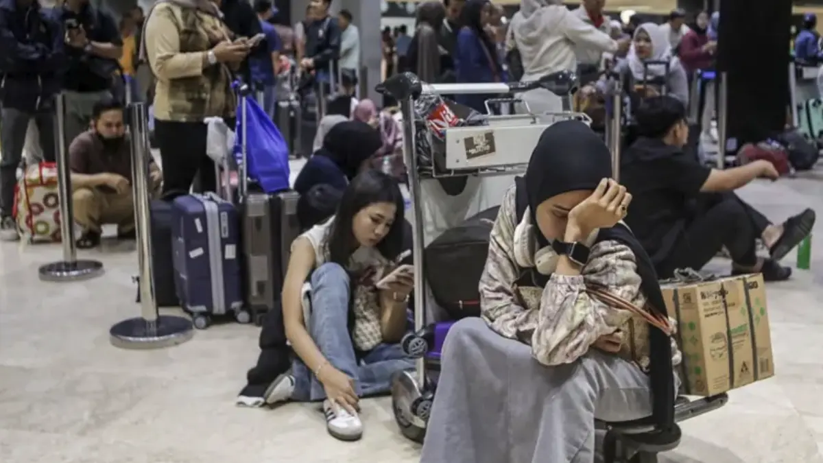 Penumpang yang terdampar menunggu untuk meminta pengembalian dana setelah penerbangan
terjadwal dibatalkan menyusul letusan Gunung Anak Krakatau di bandara Soekarno-Hatta di
Tangerang pada Minggu (06/09)