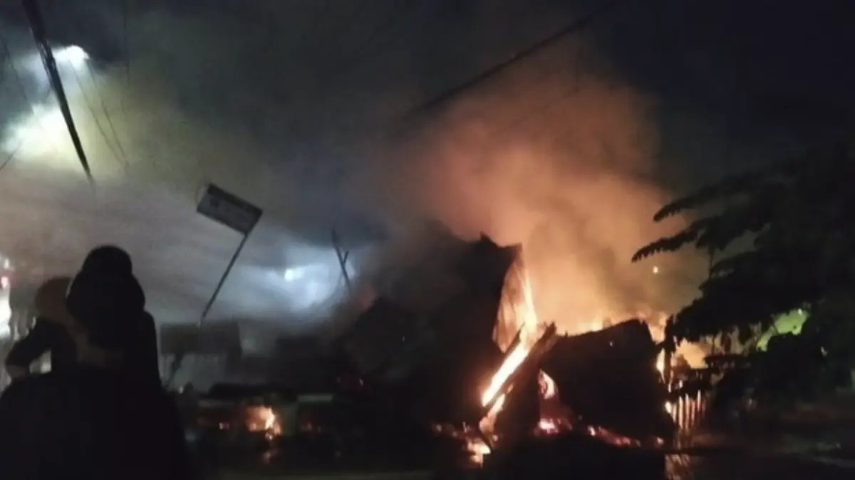 Kebakaran bengkel dan warung makan di Sumenep. (Foto: Ahmad Rahman/detikjatim)