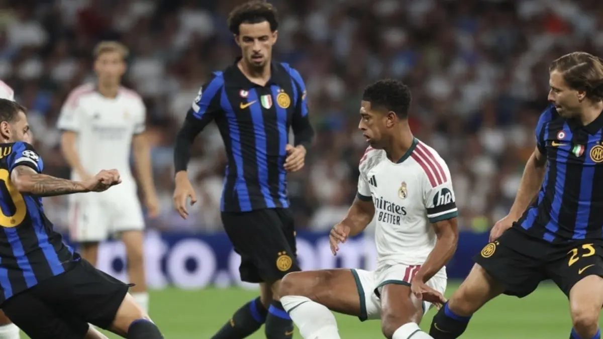 Jude Bellingham (tengah) dibayangi Hakan Calhanoglu dan Nicolo Barella (kanan) dalam pertandingan sepak bola Liga Champions Real
Madrid vs Inter Milan di Stadion Santiago Bernabeu di Madrid pada 8 September 2026. (Foto oleh Pierre-Philippe MARCOU / AFP)
(AFP/PIERRE-PHILIPPE MARCOU)