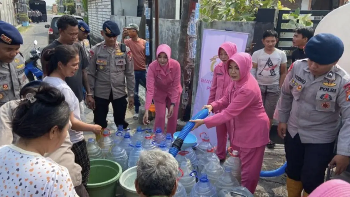 Polisi memberikan bantuan air bersih kepada warga (Foto: Istimewa)