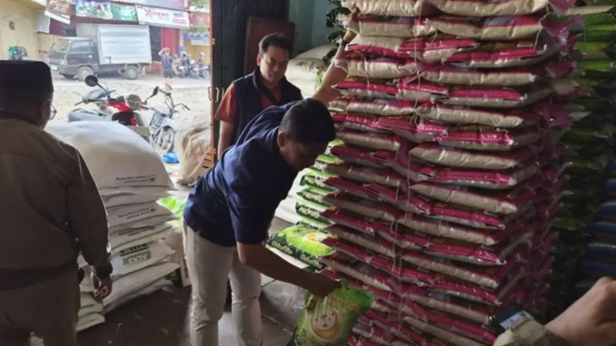 Satgas melakukan pengecekan beras ke pedagang dan distributor beras di Pasar Induk Among Tani, Kota Batu. (Foto:
Istimewa)