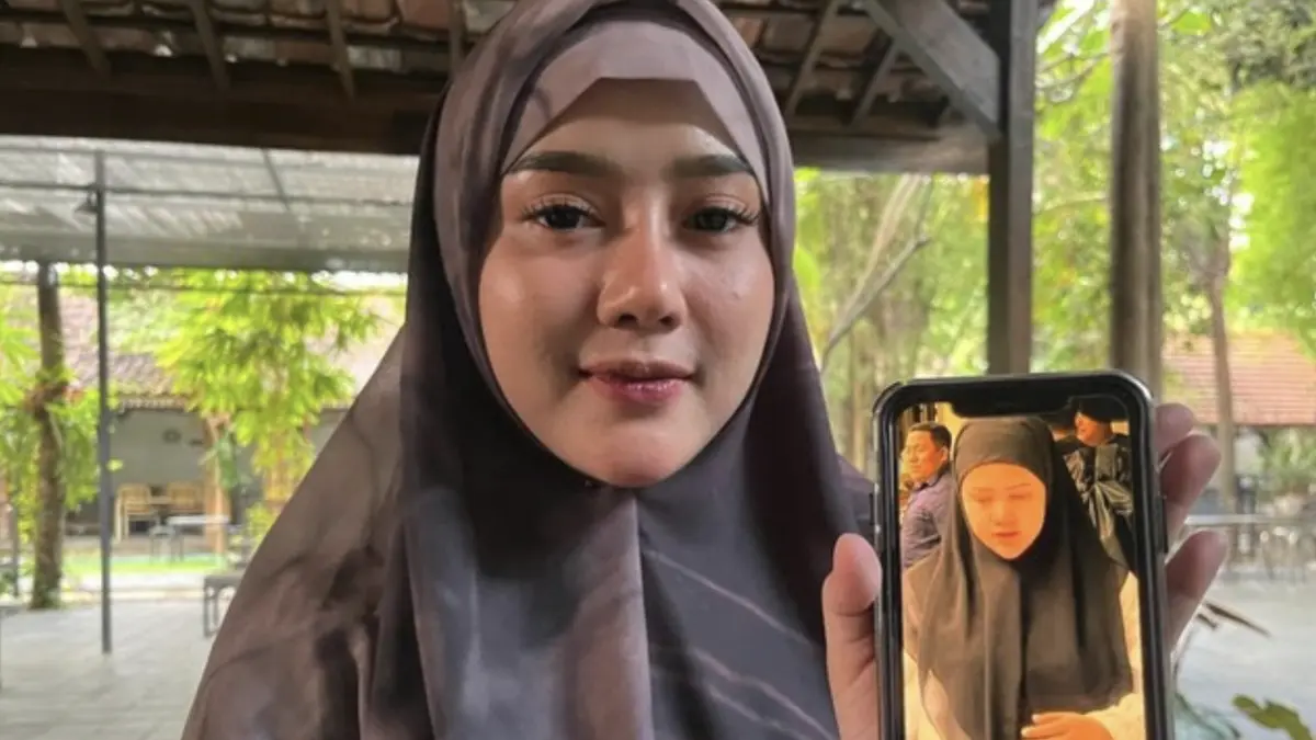 Lusi, biduan korban penipuan lelang arisan Ernawati di Mojokerto. (Foto: Enggran Eko Budianto/detik)