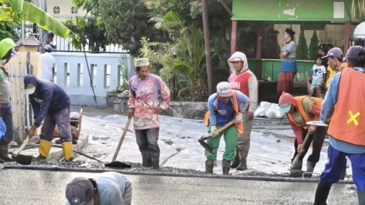 Warga Keluhkan Proyek Jalan Salak Sampang, Soroti Pengurangan Panjang dan K3.