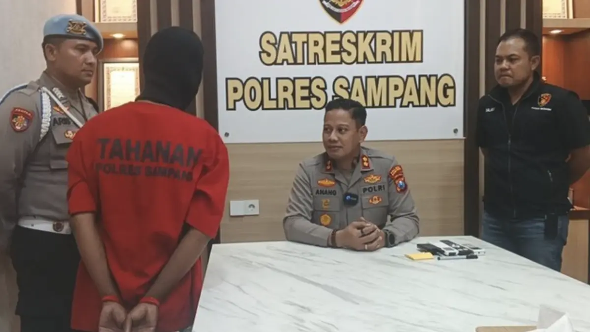 Pelaku pembunuhan nelayan di Sampang saat diamankan polisi. (Foto: Kamaluddin/detik)