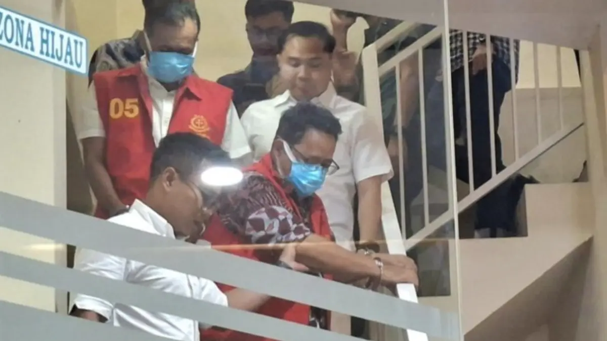 Dua tersangka dugaan korupsi perencanaan Bendungan Margopatut ditahan Kejari Nganjuk (Foto: Subakri/detik)
