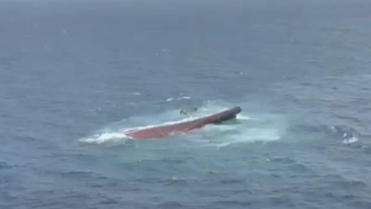 Foto: Potret udara Kapal Virgo Transport 8 yang terbalik usai hilang kontak di Laut Jawa. (dok.Basarnas)