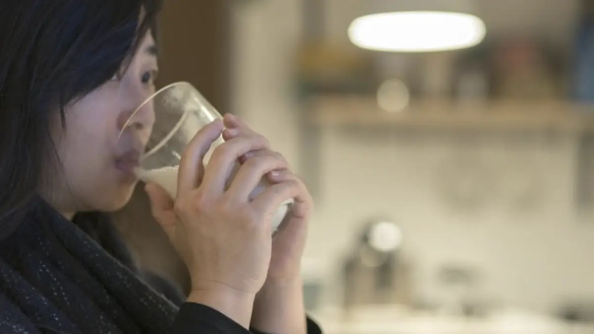 Minum susu malam hari bikin tidur nyenyak? Foto: Getty Images/yipengge