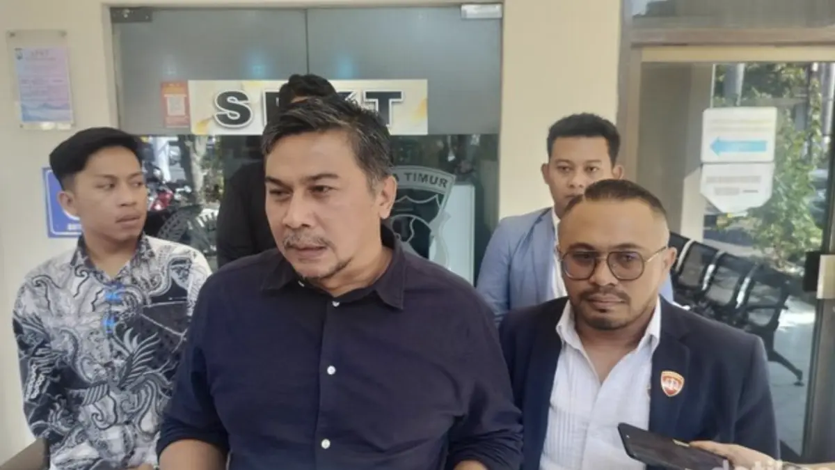 Abdul Qodir (kiri) bersama kuasa hukum melapor ke Polres Malang. (Foto: Muhammad Aminudin/detikJatim)