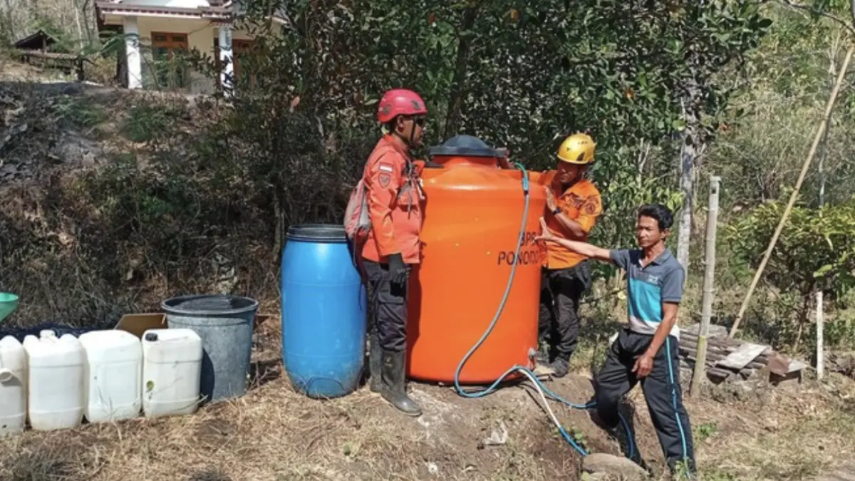 Ilustrasi. Petugas BPBD Ponorogo menyalurkan bantuan air bersih kepada warga terdampak kekeringan. (Foto: Istimewa)