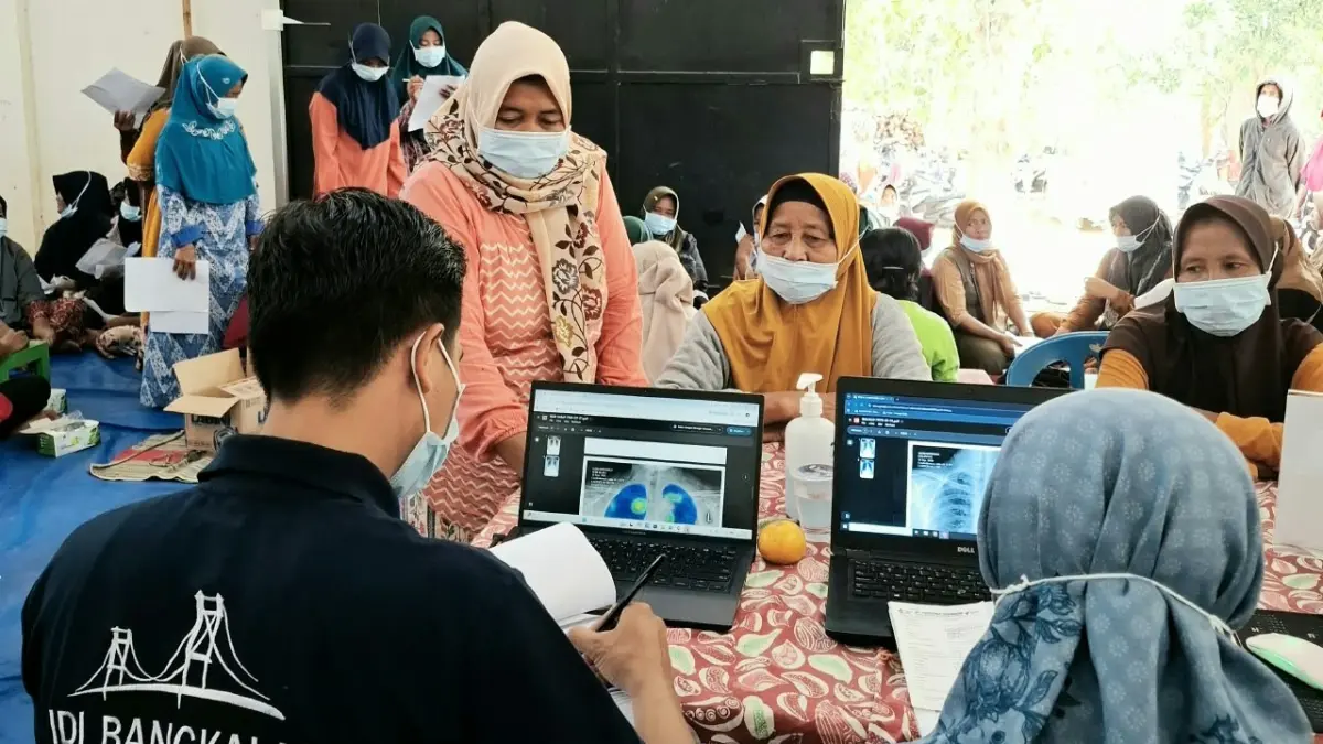 Dokter Puskesmas membaca hasil  foto Rontgen (X-ray) dengan teknologi terintegrasi kecerdasan buatan (artificial intelligence/AI).