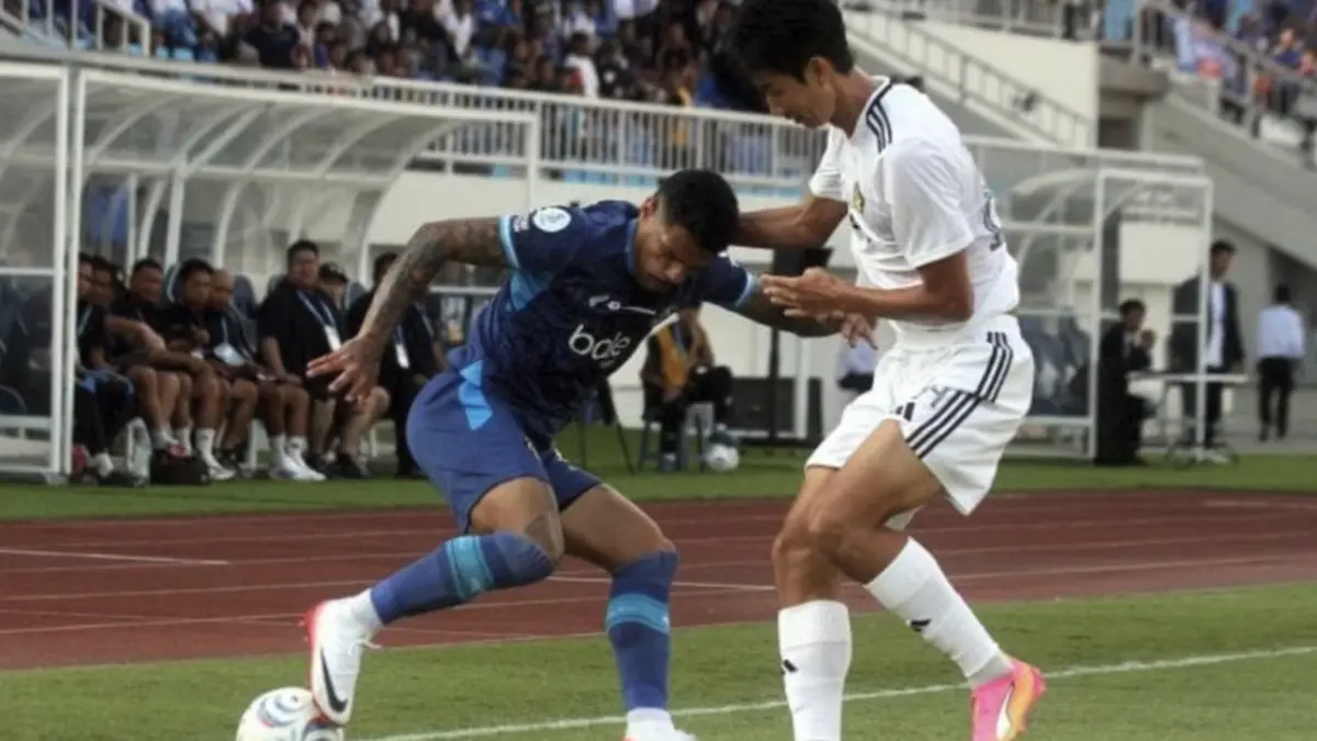 Pemain Arema FC dan Persik Kediri memperebutkan bola.(Antara)