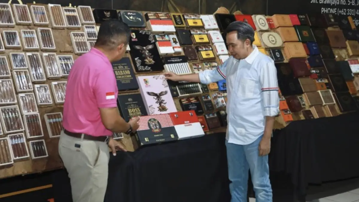 Bupati Jember Gus Fawait saat mengunjungi BIN Cigar. (Foto: Istimewa)