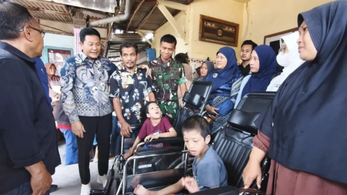 Bupati Subandi salurkan bantuan kursi roda ke warga yang membutuhkan (Foto: Suparno/detik)