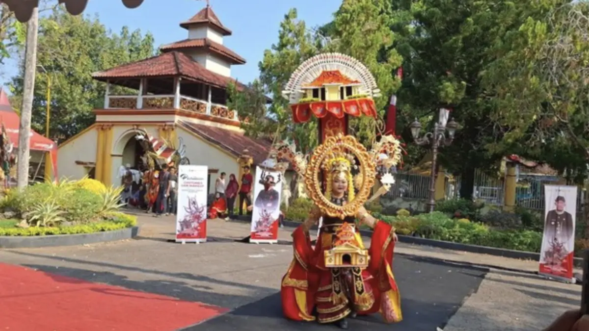 Penampilan peserta penilaian kostum dan mekup di area komplek Keraton Sumenep. (Foto: Ahmad Rahman/detik)
