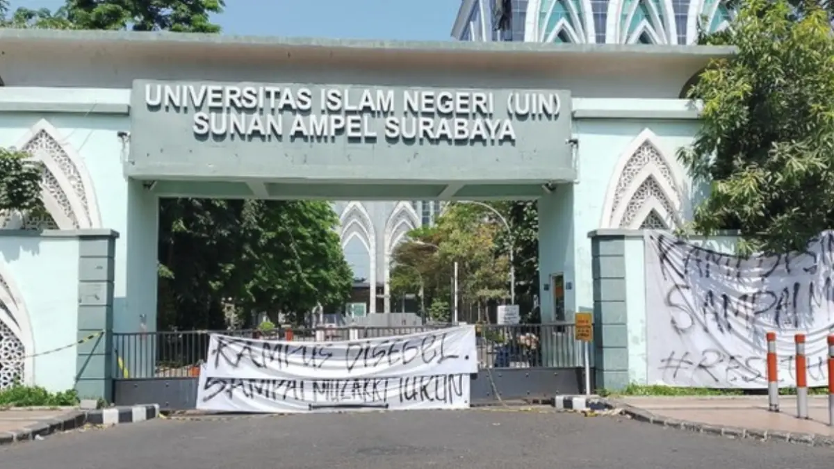 Kampus UINSA 1 di Jalan Ahmad Yani Surabaya Disegel Mahasiswa. (Foto: Diky Kurniawan Arief/detik)