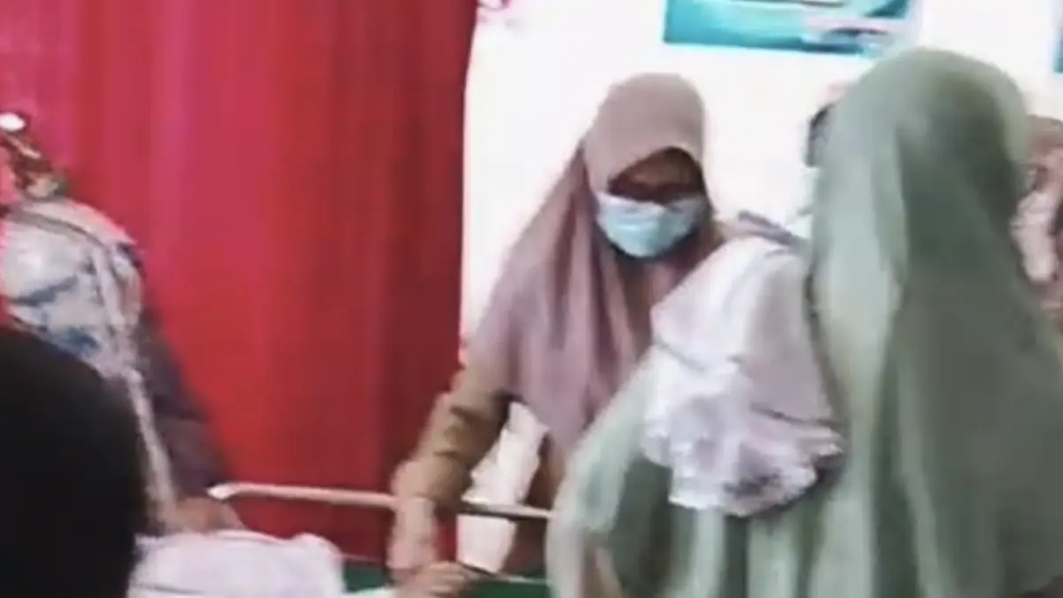 Puluhan siswa MI di Gumukmas, Jember mendapat perawatan setelah mengalami gejala keracunan MBG. (Foto: Dok.
Istimewa)