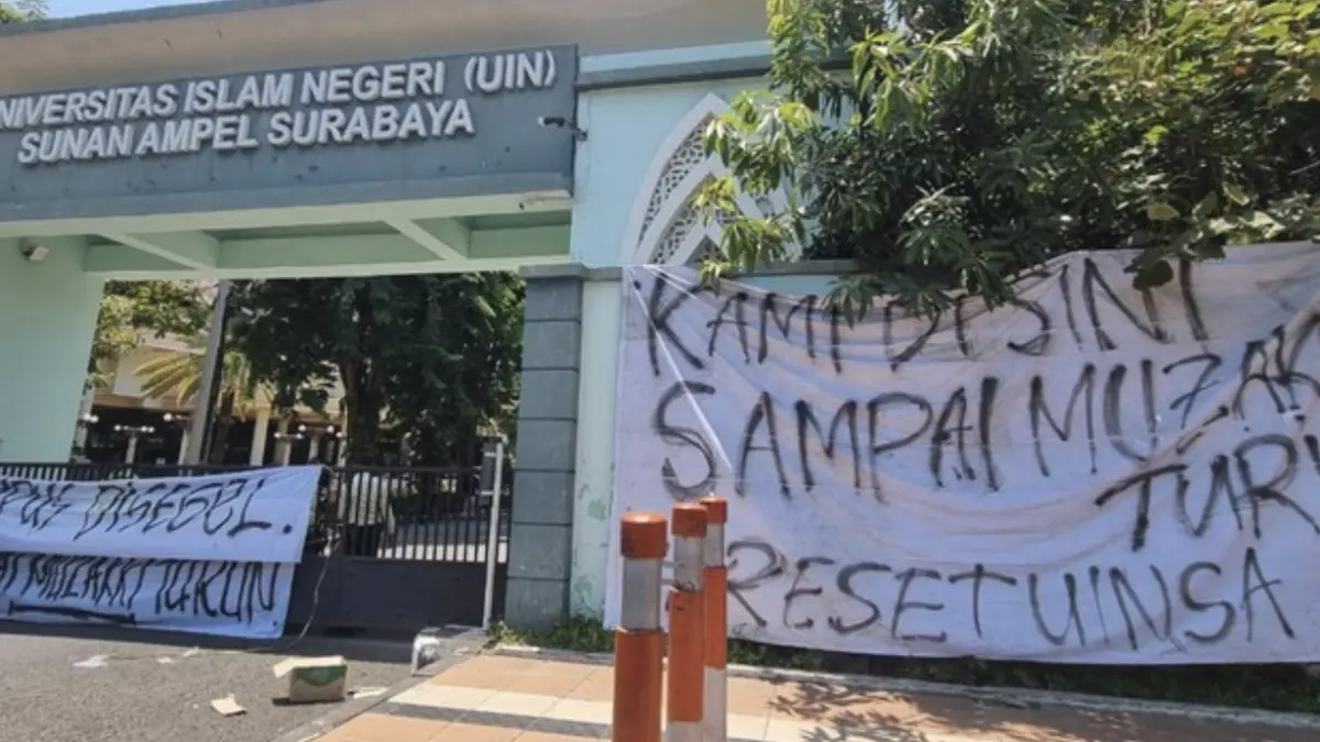 Kampus UINSA Surabaya disegel Mahasiswa (Foto: Esti Widiyana/detik)